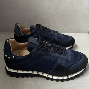 Valentino rockrunner ( HELT NYA ) - ett par riktigt snygga och sällsynta rockrunner || perfekta nu till vintern || strlk 42,5 || skicket är 10/10 ( HELT NYA ) || vid köp medföljer box || hör gärna av er vid intresse! 