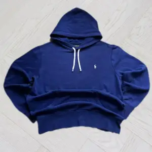 Säljer en snygg blå hoodie från Polo Ralph Lauren i storlek M men tycker nog också att den passar S för jag bär på s. Perfekt för en avslappnad stil och passar till alla årstider. Superbekväm och i bra skick! 