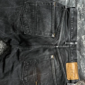 Svarta jeans från Indigofera - Säljer ett par snygga svarta jeans från Indigofera. De har en klassisk femficksdesign och är tillverkade i kraftigt denimtyg. Perfekta för både vardag och fest! 🖤 Vet ej om vi ska sälja än så skicka prisförslag. 