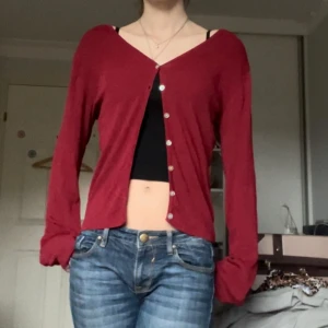 Röd långärmad tröja  - Röd långärmad tröja med knappar, knappt använd. Storlek M💕