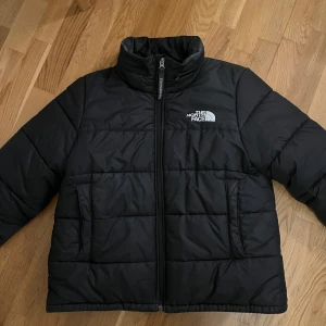  Dunjacka från Northface  - Svart trendig northface jacka använd en vinter! Fint skick med nypris runt 4000.