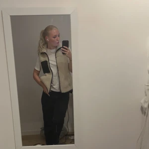 Teddyväst - Teddyväst i nästintill oanvänt skick! Så fin och trendig just nu. 