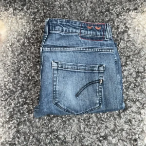 Blå dondup George  - Säljer ett par snygga blå skinny/slim dondup George jeans i bra skick. De har en klassisk femficksdesign och är perfekta för både vardag och fest. Jeansen är i en skön denimkvalitet, Perfekta för hösten/vintern🍂