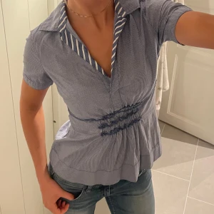 Blå blus från gant - Supersöt blå blus från gant i storlek s. Mycket bra skick och kvalitet!