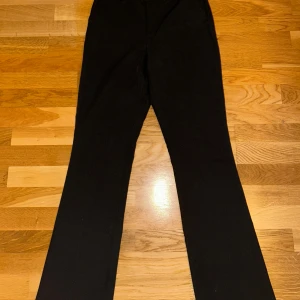 Helt nya kostymbyxor  - Helt nya kostymbyxor från bikbok i modellen Vilma, bara provade men är tyvärr förstora för mig.