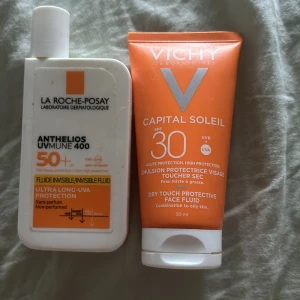 Solskydd från La Roche-Posay och Vichy - Säljer två solskyddsprodukter. La Roche-Posay Anthelios UVmune 400 med SPF 50+ för ultra UVA-skydd, icke-parfymerad och osynlig fluid. Vichy Capital Soleil med SPF 30, torr touch för kombinerad till fet hud. Båda är 50 ml och perfekta för dagligt skydd mot solen.  Ca 1/5 kvar i spf 50 och minst  3/4 kvar i spf 30. 45kr för båda. Kom privat vid intresse av en.