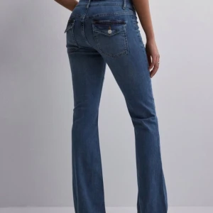 Lowwaist bootcut jeans nelly - Superfina blåa byxor med knappar där bak med låg midja och bootcut från Nelly. Helt nya, säljer pga att dom är för stora. Ny pris 699❤️