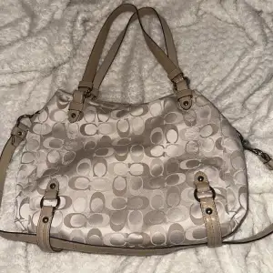 Väska från coach! Inga defekter alls. Nypris ca 4000:-. Vintage & verkligen jättefin 👜🤎🤍