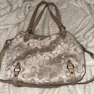 Coach väska  - Väska från coach! Inga defekter alls. Nypris ca 4000:-. Vintage & verkligen jättefin 👜🤎🤍