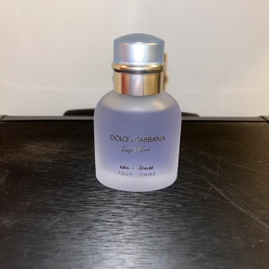 Dolce & Gabbana Light Blue Eau Intense Pour Homme - Säljer en Dolce & Gabbana parfym mycket bra skick knappt använd köptes i somras. Ungefär 45 ml av 50 är kvar orginal förpackningen följer med.