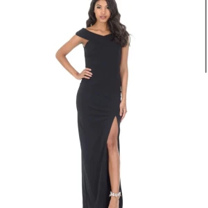 Marinblå balklänning med slits - Elegant marinblå långklänning med offshoulder-design och en stilren slits framtill. Perfekt för festliga tillfällen så som balen. Klänningen har en tight passform som framhäver figuren och ger en sofistikerad look. 💘(Det är marin blå istället för svart som på bilden)!