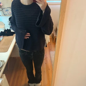 Mörkblå stickad tröja  - Superfin hål stickad tröja köpt från Cubus men väldigt bra kvalitet ❤️använd fåtal gånger