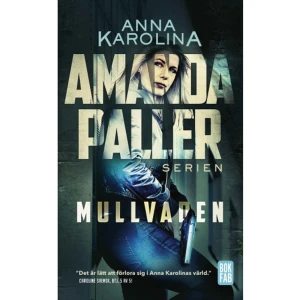 Mullvaden (pocket) - Polisen Amanda Paller får i uppdrag att infiltrera Benny Berg, Sveriges största tillverkare av metamfetamin som lever ett nedtonat Svenssonliv. Operationen leds av aktionsgruppen i Stockholm. Amanda ska tillsammans med kollegan Tony Seger spela ett nygift par som flyttar in i familjen Bergs radhusområde. Relationen till kollegan försvårar uppdraget Tony avskyr Amanda. För det är ju ingen hemlighet inom kåren att Amanda har barn med värdetransportrånaren och polismördaren Adnan Nasimi. Mullvaden är den efterlängtade fortsättningen på Anna Karolinas hyllade kriminalserie om Amanda Paller vid Stockholmspolisen. Tidigare böcker i serien är Stöld av babian, Står dig ingen åter och Förlorat ansikte. ANNA KAROLINA har arbetat som polis i femton år och är känd för sina trovärdiga kriminalromaner. 2014 debuterade hon med Stöld av babian som nominerades till Crimetime Awards debutantpris och Stora Ljudbokspriset. Därefter har hon skrivit ytterligare sju böcker och översatts till ett flertal språk. "Spänningsfaktorn. Den är på gränsen till jobbig. Jag sumpar möten, jag sumpar att duscha, jag läser boken under tiden som jag äter min lunch." - Stig Larsson, Aftonbladet "Anna Karolina är den klarast lysande stjärnan på deckarhimlen. Ingen skriver smartare, coolare, mer spännande och med fler oväntade vändningar än hon." - Carin Gerhardsen, författare    Format Pocket   Omfång 399 sidor   Språk Svenska   Förlag Bokfabriken   Utgivningsdatum 2023-04-12   ISBN 9789178354993  