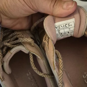 Beige och rosa sneakers från Venice - Säljer ett par snygga sneakers från Venice i beige och rosa. De har en bekväm passform med snörning och en stabil sula. Perfekta för vardagsbruk och ger en sportig look. Använda men i bra skick.