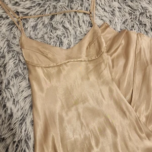 Champagne långklänning från Zara - Aldrig använd, storlek xs