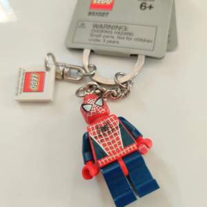 Helt nya Spiderman Keychains. Av många modeller.  Unika, custom modeller som inte säljs av.  Absolut helt nya. Kommer med accesoarer. Finns endast EN av varje. Så först till kvarn.  Skriv för fler bilder. Priset är 300 kr st. Riktigt värt och unikt.