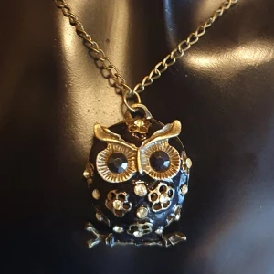 Halsband - Uggla🦉  - Halsband Uggla 🦉 kedjan är i antikguld & mått är ca 64cm, Ugglan är 3.5cm. ✨️Titta igenom alla mina upplagda och köp fler saker i Bundle för att spara på frakten & få allt du köpt i ett & samma paket✨️ För att köpa med Bundle så får du först trycka i "Köp med bundle" sedan väljer du ut allt du vill köpa för att få allt på samma frakt = Billigare 👌 Om du däremot köper fler varor i olika köp blir det egen frakt för varje köp. Önskar du swisha mej, meddela mej vad du vill köpa så ordnar vi det 👌