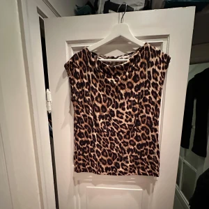 Leopardmönstrad topp - Säljer en cool leopardmönstrad topp. 