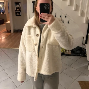 Teddyjacka - Jättemysig teddyjacka, står inget märke förutom ”made in Italy”. Onesize storlek men jag skulle säga att den är som en M. Helt oanvänd och köpt för 499kr (rea), originalpris 699kr. ❗️Pris kan diskuteras❗️