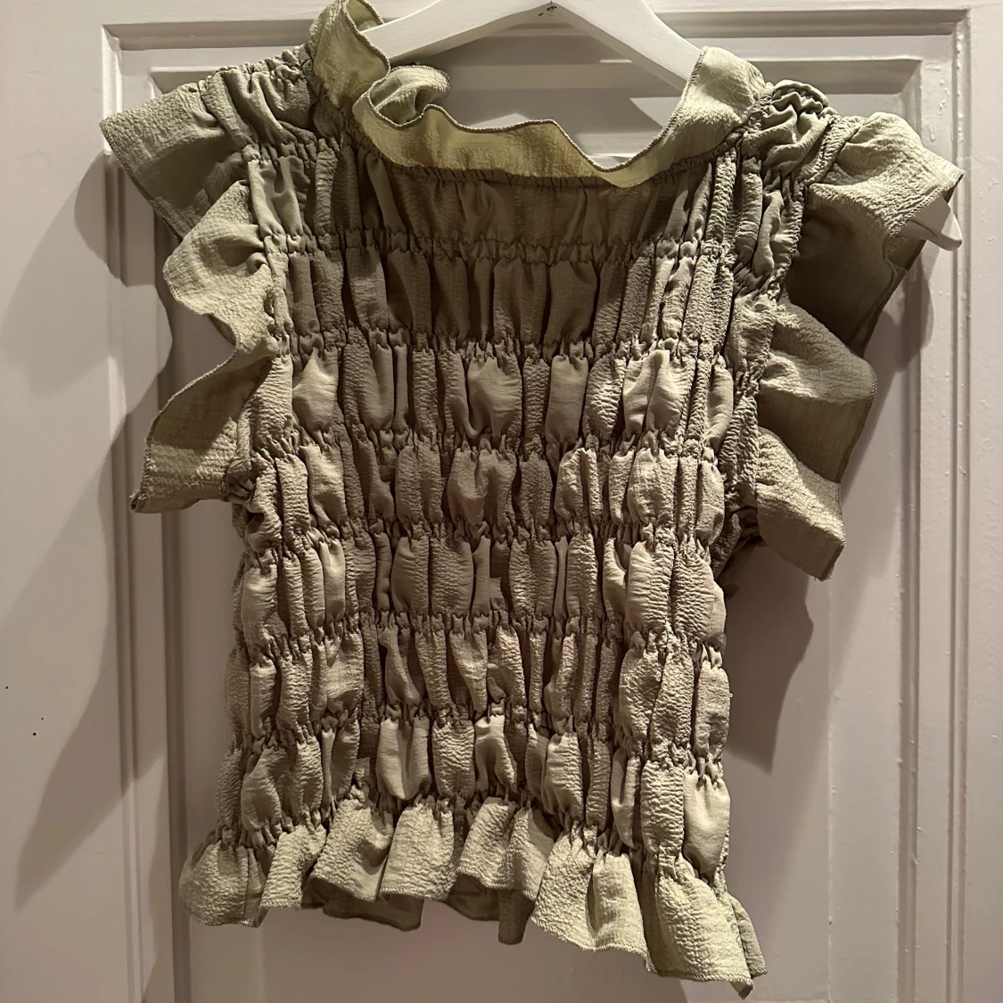 Grön topp med volanger