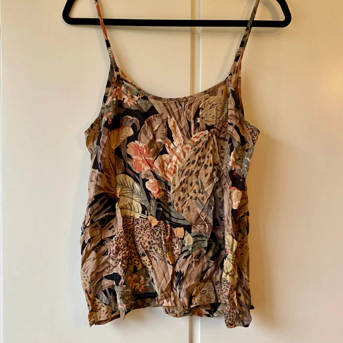 Mönstrad linne med leopard och blommor - 90