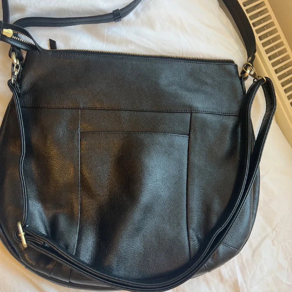 Väskan från Åhléns, antingen man kan använda som axelremväska eller crossbody.  Jag tror materialen är cow-leather.  I bra skick. . Väskor.