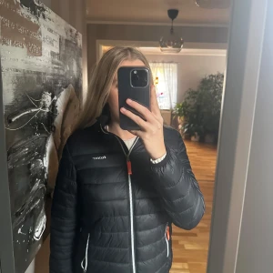 Fin jacka  - Storlek 158/164 svart jacka fint skick 