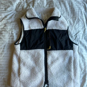 väst  - Hej! Säljer en super fin väst från H&M som är perfket nu till hösten!🍁säljer pga att den inte kommer till användning💓