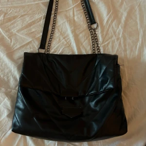 Väska - Säljer denna väska från SHEIN då jag aldrig använder den, ena låsgrejen på väskan funkar ej, men väskan går att låsa ändå. Säljer för 50kr