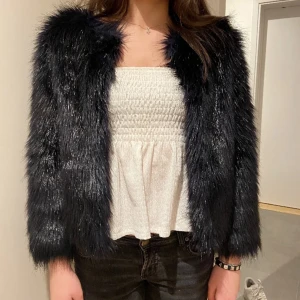 Snygg Päls jacka - Den här jätte snygga päls jackan måste jag sälja för att de är för kort i armarna och har varit de sen jag köpte den från en annan person här på plick. Men den ser knappast använd ut💗