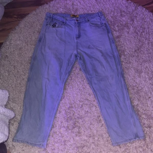 Butter goods baggy jeans - Tjena, ska nu sälja mina baggy jeans på grund av att jag inte använder baggy jeans längre! Butter goods baggy jeans storlek 36, bra skick lite slitet längst ner på baksidan bara men annars är dem prima!