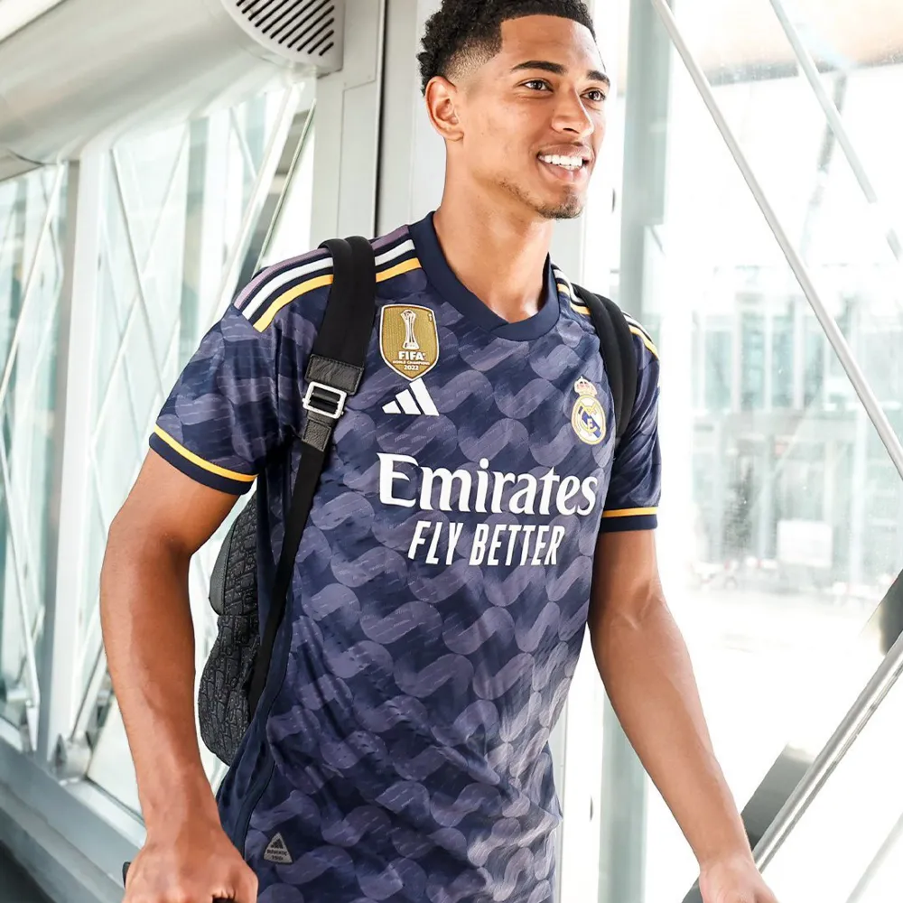 Säljer en Real Madrid fotbollströja i mycket bra skick. Passformen är L/XL.. T-paidat.