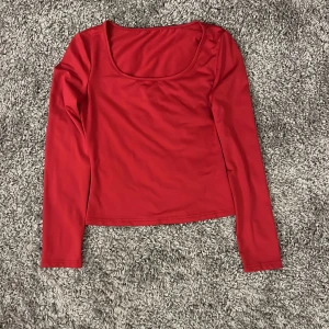 Vinröd långärmad - Vinröd långärmad tröja (den är mörkare i verkligheten), aldrig använt. 💗