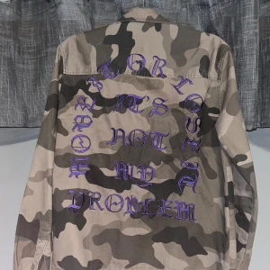Camo jacka Collection - Väldigt unik Camo jacka i en del av Collection! Pssar storlek S! Knappt använd!