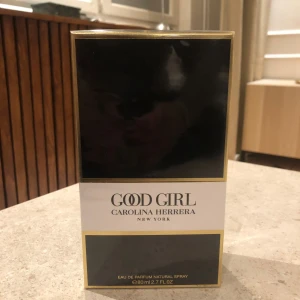 Carolina Herrera Good girl 80 ml - OANVÄND - Köpte den här parfymen online för en månad sedan till min flickvän som fyller år nu i oktober. Nu två veckor innan hennes födelsedag inser jag dock att det är fel Carolina Herrera jag köpt. Den är helt oanvänd! Kvitto kan uppvisas om så önskas.