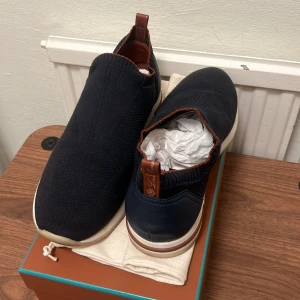 Loro piana Flexy walk - Säljer loro piana skor i väldigt bra skick. OG följer inte med. Sneaker tillverkad av stickad Wish®-ull, avslutad med tonalt kalvskinn. Ultralätt och extremt bekväm, perfekt med avslappnad look för fritid och avkoppling.