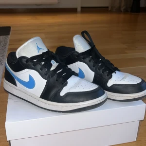 Air Jordan Low  - Air Jordan Low i storlek 39 i fint skick lite smutsiga under skosnörena men inget man ser. Köpta för 2600 pris kan diskuteras vid snabb affär 