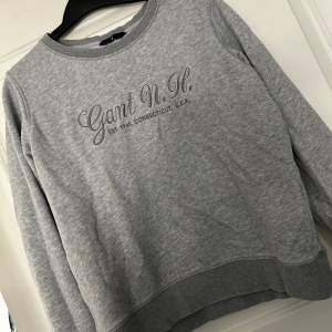 Sweatshirt från Gant, storlek M (dam). Använd men i mycket fint skick. 