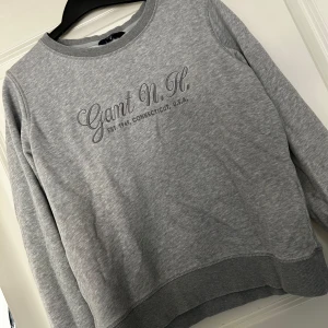 Gant Sweatshirt  - Sweatshirt från Gant, storlek M (dam). Använd men i mycket fint skick. 
