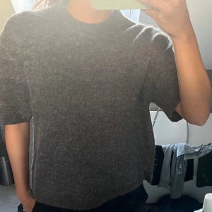 Knitted top GINA TRICOT - Superfin och skön topp köpt på Gina tricot🫶🏽 Aldrig använd, prislapp kvar! Nypris är 299,95kr men säljer för 260kr pga ny topp och aldrig använd🫶🏽 Slutsåld på Gina tricot! 