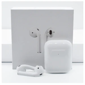 Air-pod titta sista bilderna - Inte äkta, fungerar som dem äkta. Titta sista bilderna innan du köper då de skiljer. Har använts men tvättas ordentligt. Nypris 799kr. Har en repa på ena men inget som märks. Box medföljer samt skydd i silikon. Fungerar felfritt. Köparen står för frakten🌟