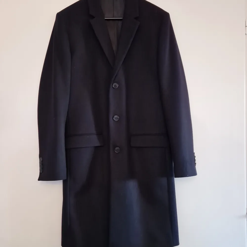 Mycket sparsamt använd, aldrig suttit med den. Knappar fram och sprund bak. Klassisk modell, går till knäna ( på en 176 cm man) Nypris 4 300 krTi. Takit.