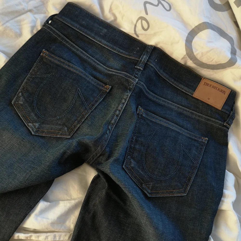 Säljer ett par snygga mörkblå jeans från True Religion. Helt Nya med prislapp!! Nypris:1800kr bud:699. Jeans & Byxor.