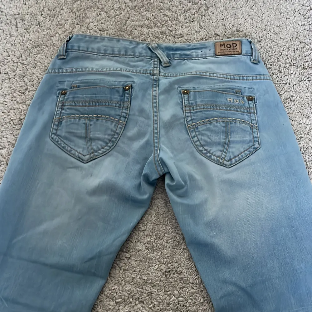 Säljer dessa sjukt fina bootcut lowwaist jeansen eftersom de är lite försmå. De är använda 1 gång därav är de i ny skick.😊priset kan sänkas. Jeans & Byxor.