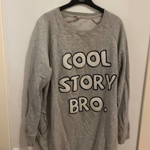 Grå tjock tröja - Bra kvalité men användes några gånger.