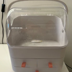 Sminkförvaring - Begagnad sminkförvaringslåda. Visst slitage.  Dimensioner ca: H 32 cm B 26 cm D 17