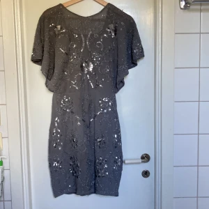 Festklänning - 88 cm från axlar till kjolslut. Fin passform som följer kroppen.