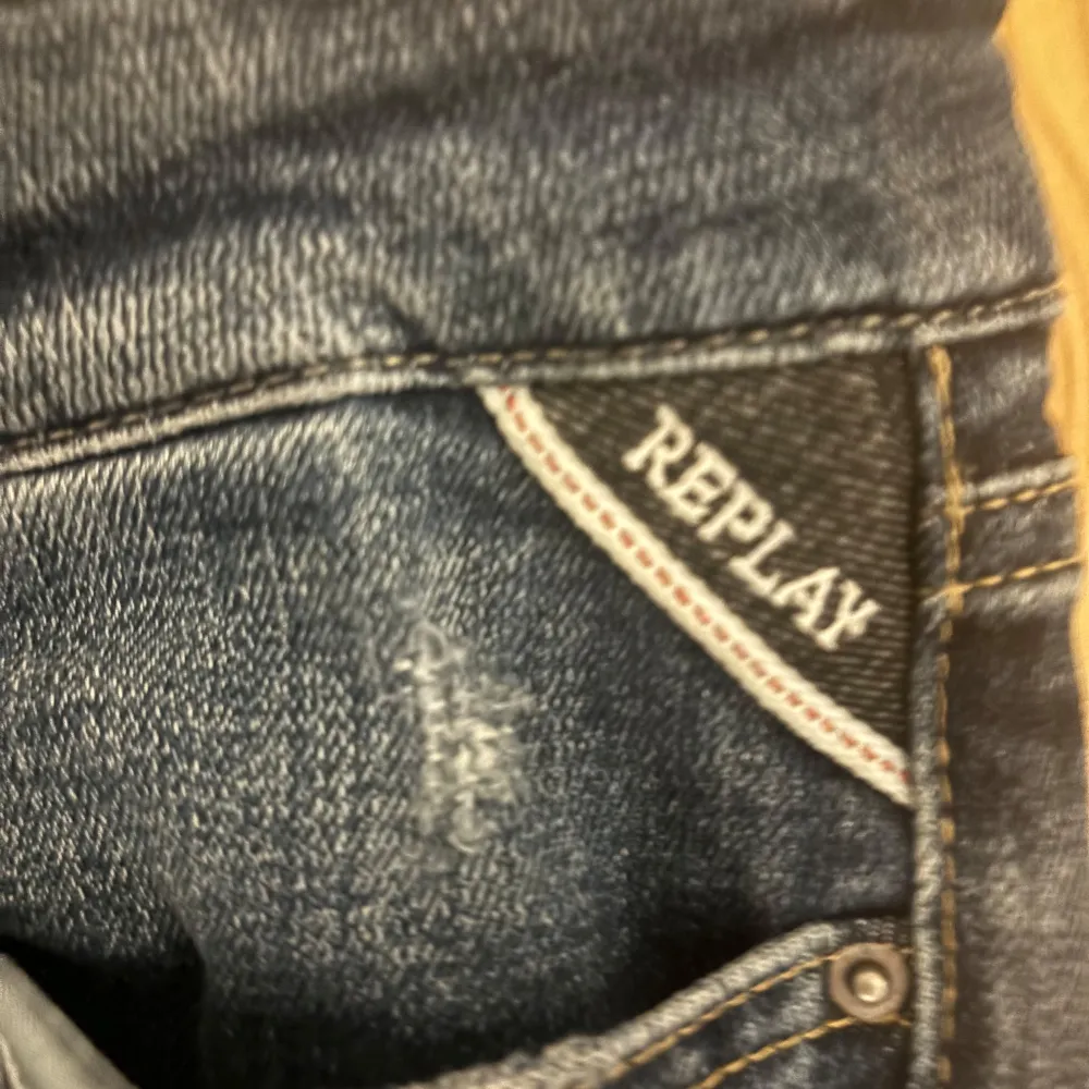 Hej. Säljer dessa sjukt snygga Replay jeans. Storlek 29/30. Passar 60-65 kg. Och 178-185cm långa personer. Nypris 1800kr. Hör av dig vid några frågor. Mvh carusfasion. . Jeans & Byxor.