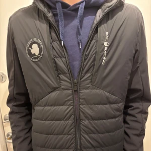  Sail racing jacka  - Säljer nu min mina sail racing jacka. Endast använd en höst sedan blev den för liten.  Tveka inte på att höra av er om ni har några frågor   Modellen heter Antartica hybrid Hood där nypris är 3500kr 