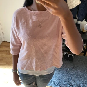 Söt rosa tröja🩷 - Säljer denna snygga halvärmade rosa tröja då den inte används längre🩷🩷
